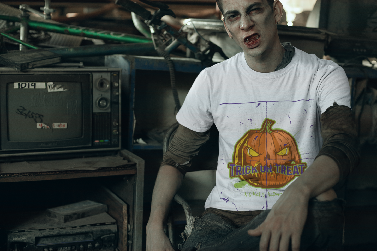 Halloween t-shirt - Trick or treat - it's fucking halloween